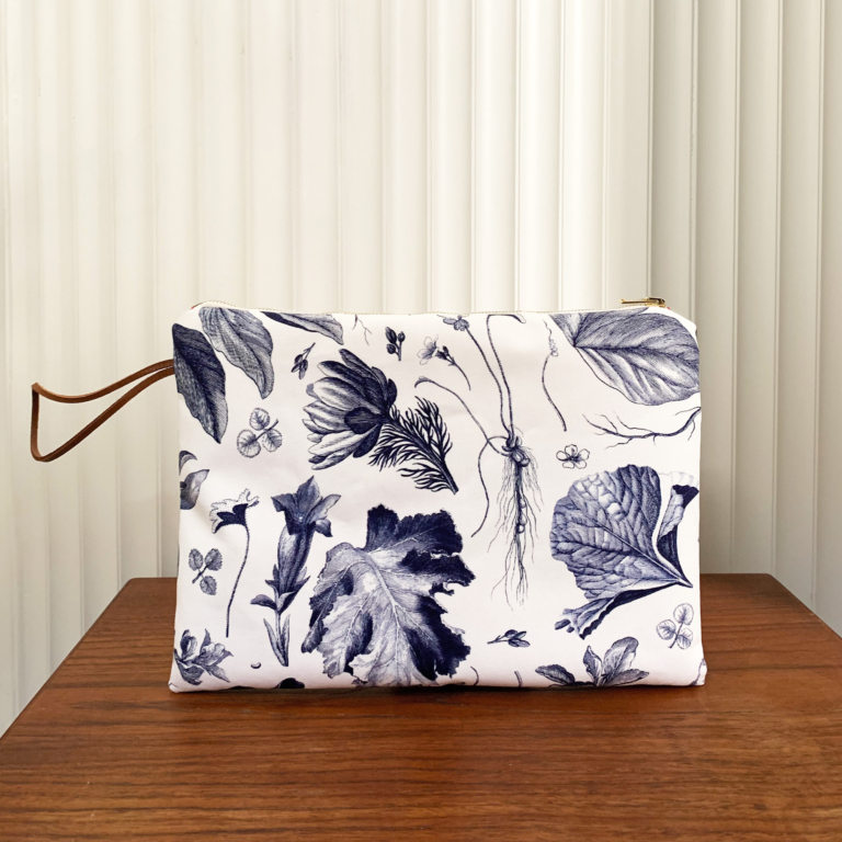 Grande pochette zippée au motif unique et singulier Herbier du Roi Marine Grande pochette zippée au motif unique et singulier Herbier du Roi Marine