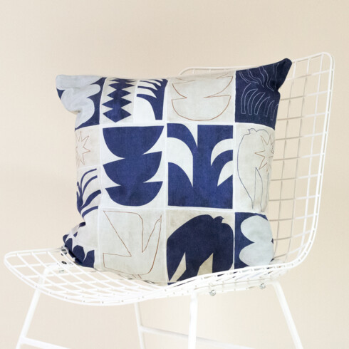 Cushion cover with abstract designs Moderniste N°01 Bleu Klein reference