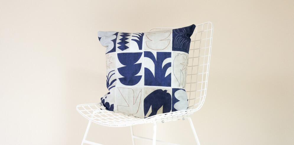 Cushion cover with abstract designs Moderniste N°01 Bleu Klein reference