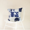 Housse de coussin en coton carré design moderniste bleu klein