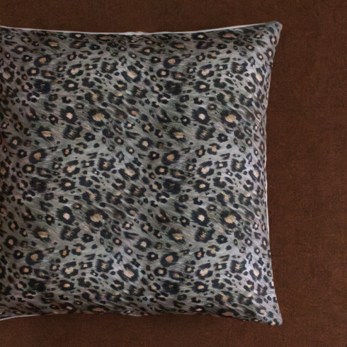 Christmas gift ideas - Beige leopard print cushion - Maison Baluchon