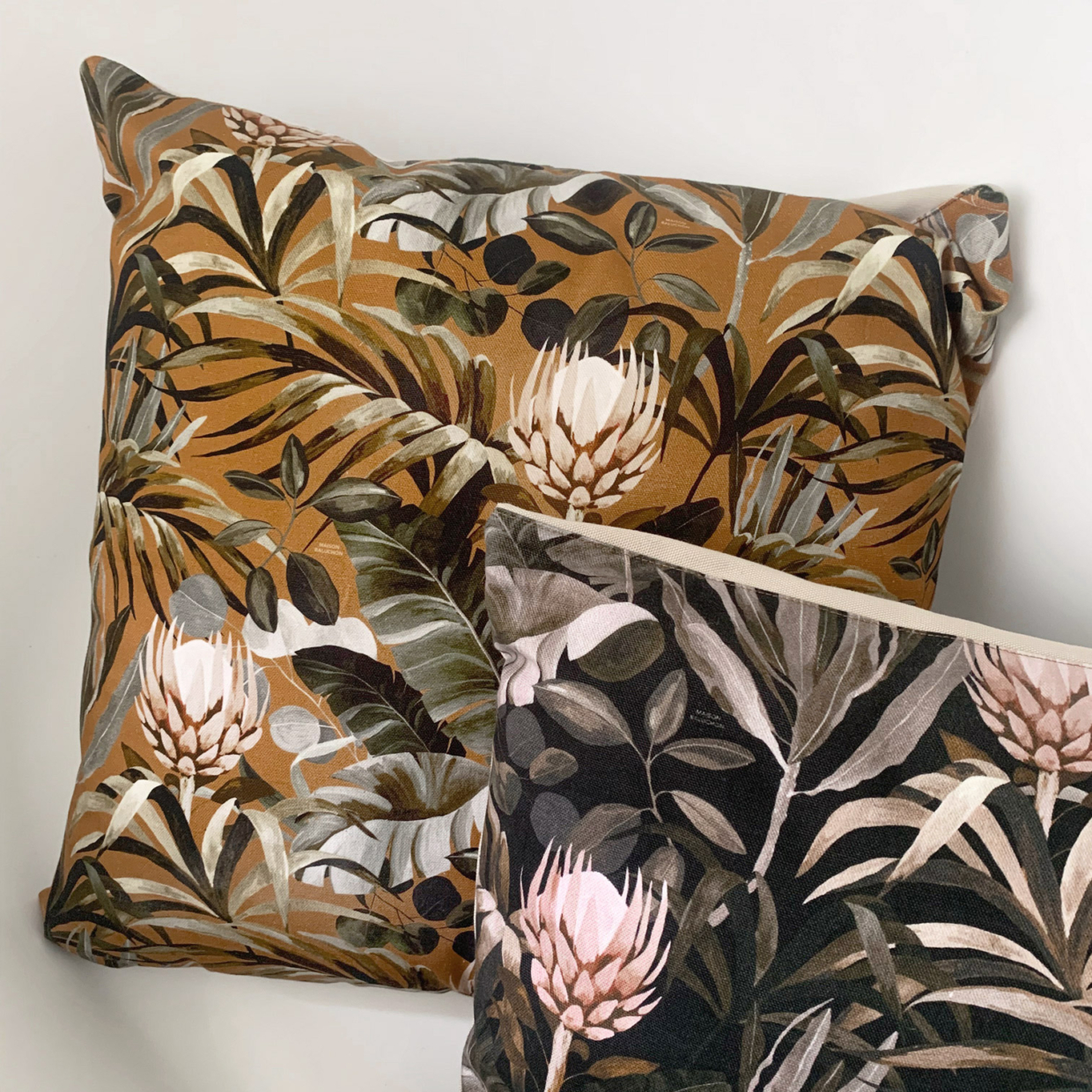 Coussin, décoration d'interieur, collection Tropical composée de végétation & fleurs de protea