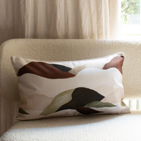 Housse de coussin à motif graphique représentant un paysage vallonné - Maison Baluchon