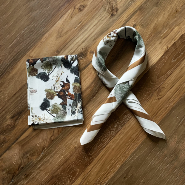 Foulard élégant à motif animal et végétal Foulard élégant à motif animal et végétal