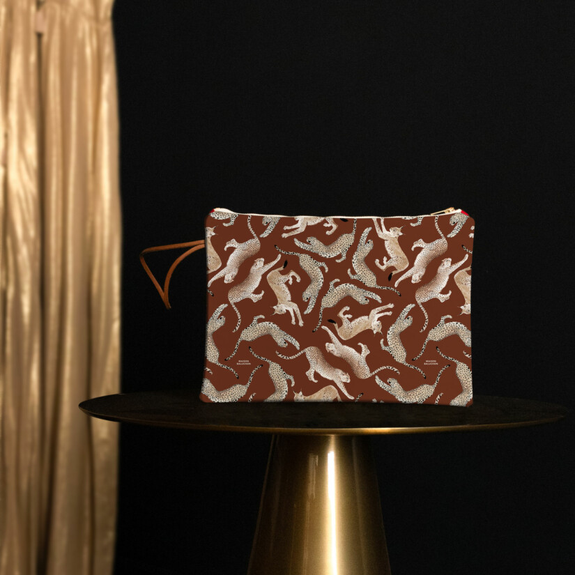 Grande pochette en tissu à motif composé de félins sur fond terracotta - Maison Baluchon