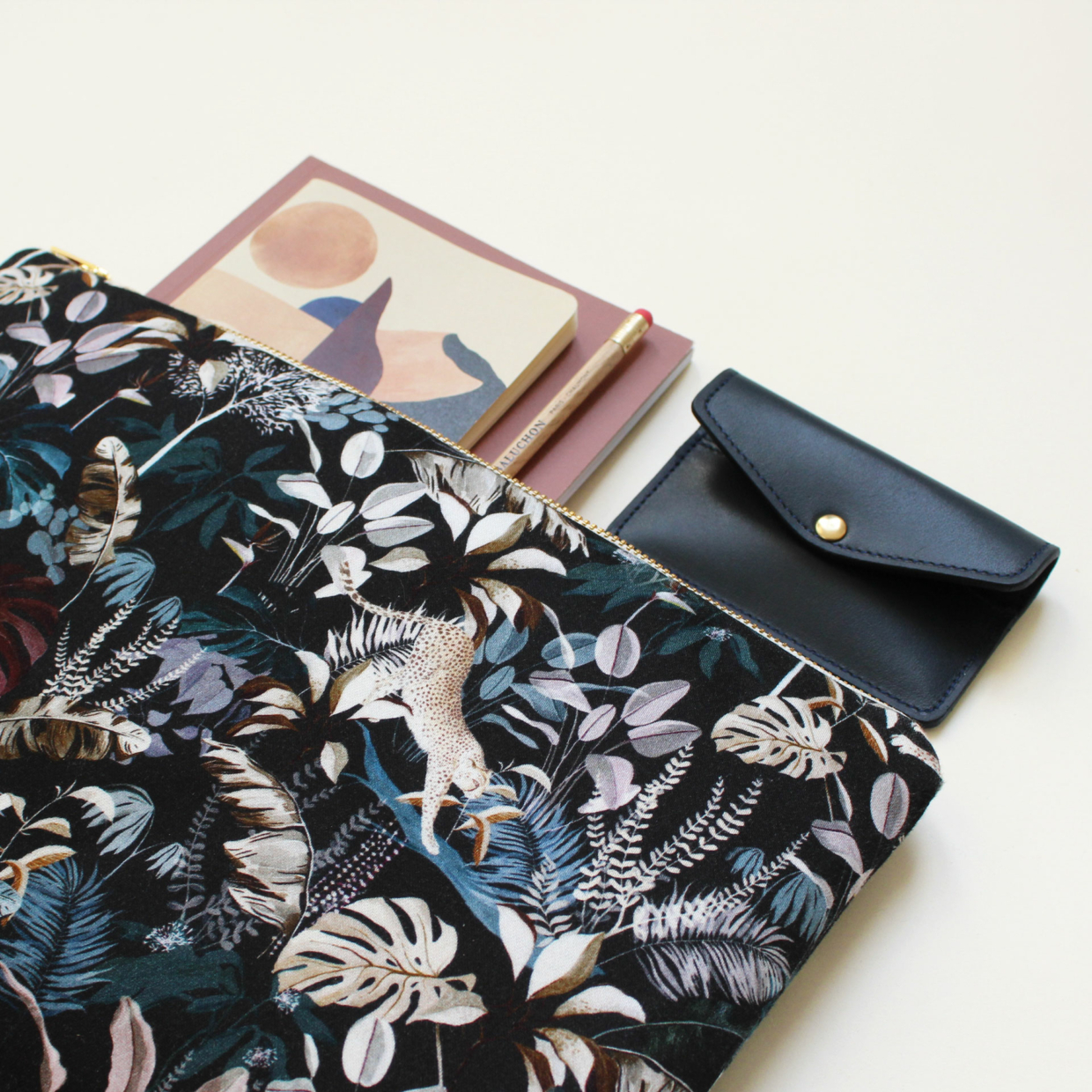 Our large pouch is the perfect size to compartmentalise your handbag