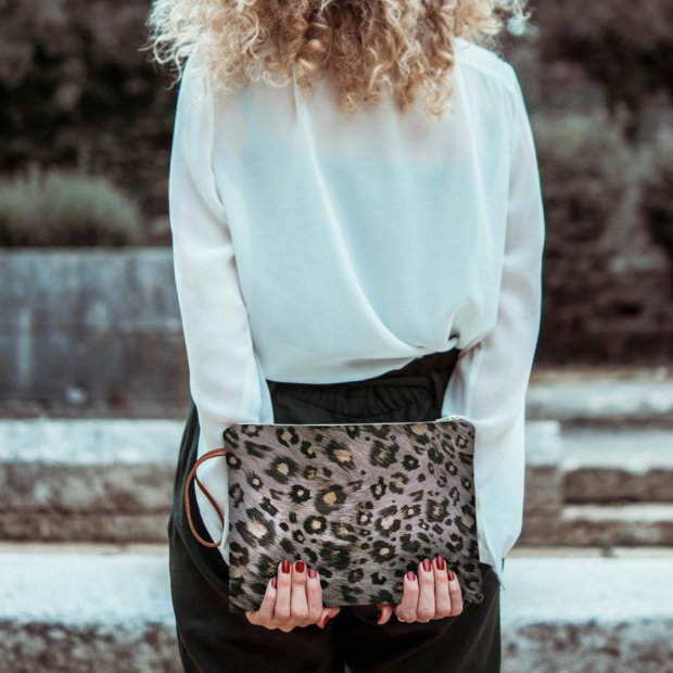 Maison Baluchon – Accessoire de mode – Pochette en tissu zippée avec motif unique et singulier Maison Baluchon - Accessoire de mode - Pochette en tissu zippée avec motif unique et singulier