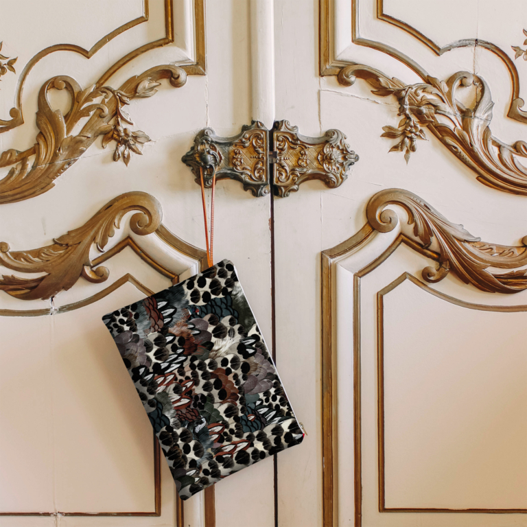 Grande pochette zippée élégante et tendance, motif animalier, plumes d’oiseaux Grande pochette zippée élégante et tendance, motif animalier, plumes d'oiseaux