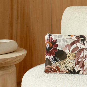 Grande pochette en tissu avec motif floral & animal sur fond écru - Maison Baluchon