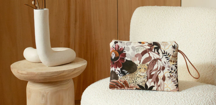 Grande pochette en tissu avec motif floral & animal sur fond écru - Maison Baluchon