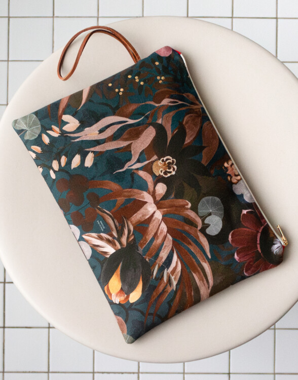 Pochette zippée motif floral sur fond bleu pétrole - Maison Baluchon