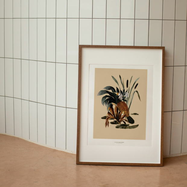 Maison Baluchon - Affiche graphique illustrée - Fond écru, motif composé d'un cormoran et de végétation