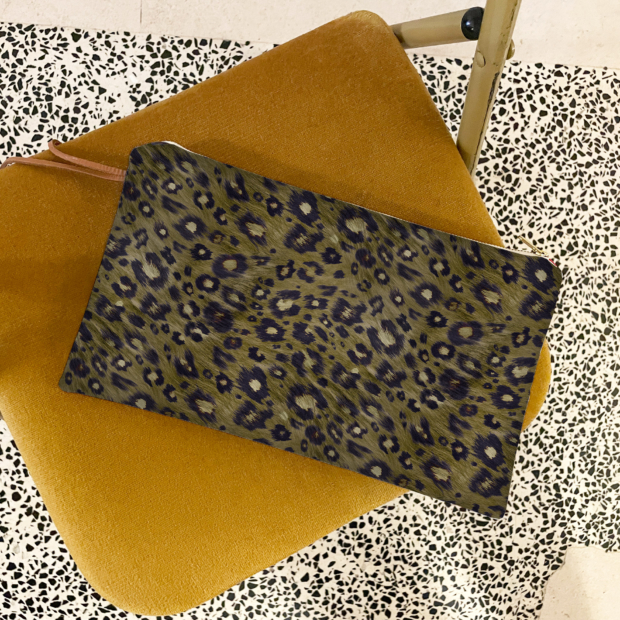 Long zipped pouch with khaki leopard print