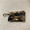 Mini pochette zippée en tissu au motif unique Sauvage N°27 composé de plumes d'oiseaux