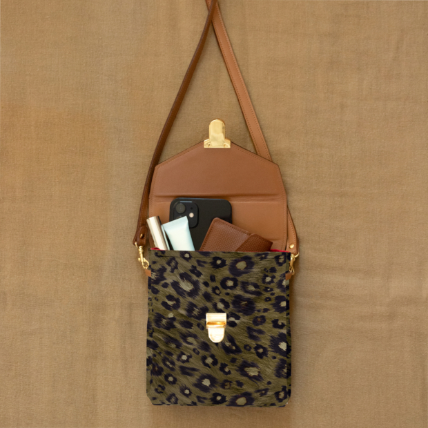 Mini sac sacoche pour femme en cuir camel et tissu motif léopard kaki - Maison Baluchon