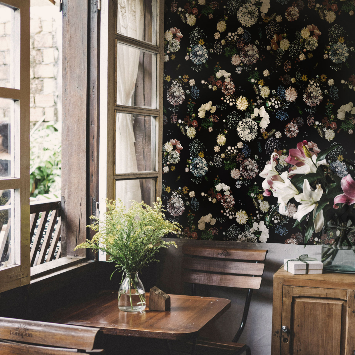 High-quality, easy-to-install non-woven wallpaper