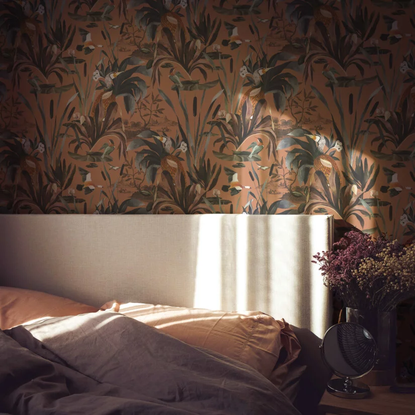 Papier peint terracotta motif Sauvage N°26, décoration chambre et tête de lit