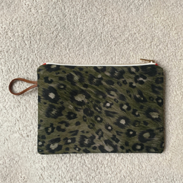 Small zipped pocket with khaki leopard print