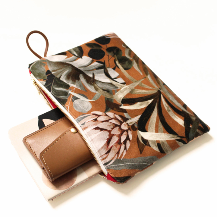 Store your essentials in our small zippered pouch with Tropical N°16