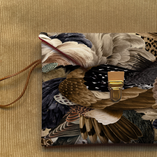 Pochette iPad mini Sauvage N°27, à motif de plumes - Maison Baluchon
