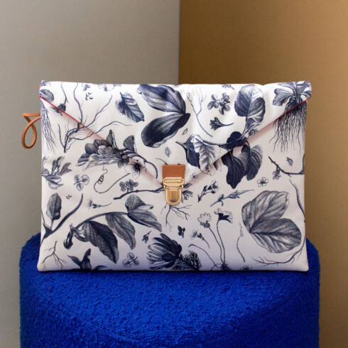 Pochette pour MacBook 13" avec imprimé végétal bleu marine unique - Maison Baluchon