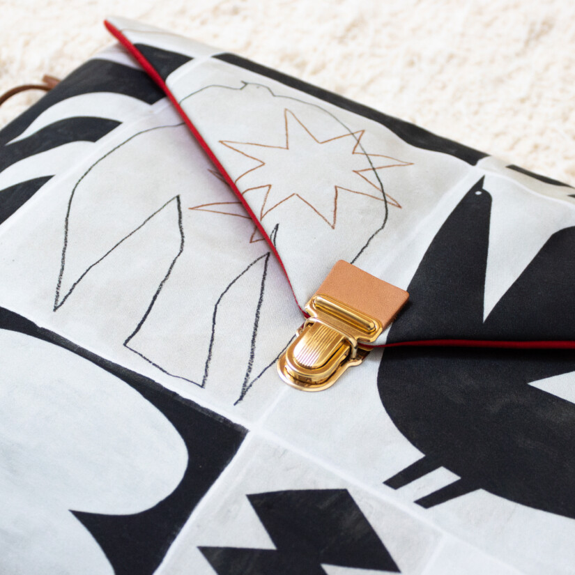 Macbook pouch with black graphic motif, envelope shape with gold brass clasp - Maison Baluchon