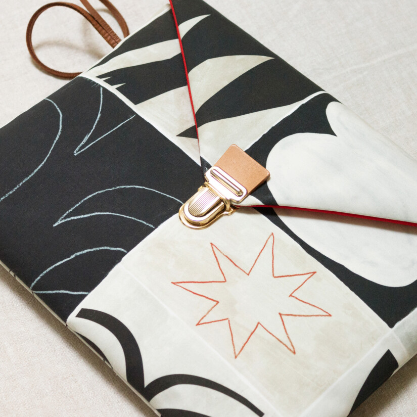 Tablet cover with singular graphic motif and abstract drawings - Maison Baluchon