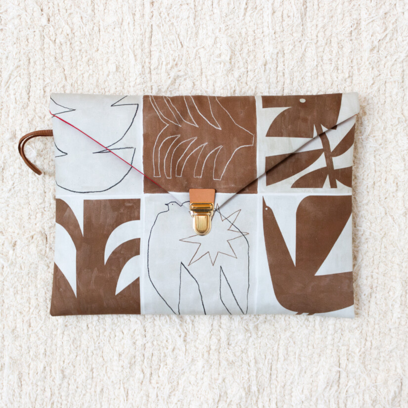 13" laptop sleeve with terracotta graphic print and abstract shapes - Maison Baluchon