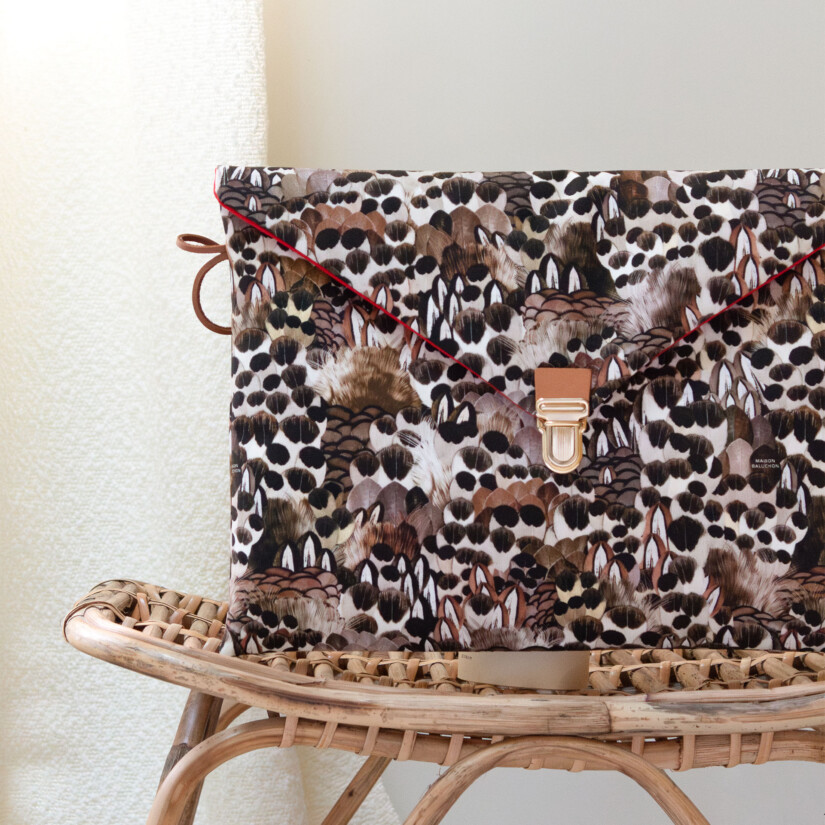 Pochette MacBook motif animal avec diverses plumes d'oiseaux sauvages - Maison Baluchon