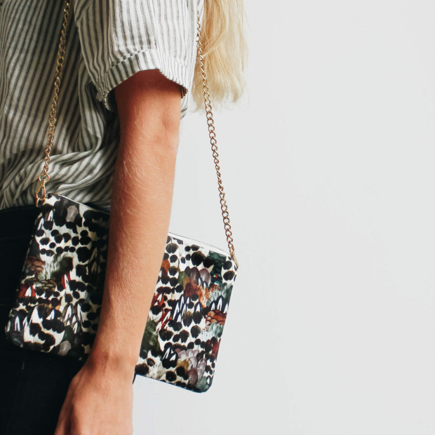 Maison Baluchon – Pochette de soirée au motif Sauvage N°24 imaginé et dessiné par notre maison Maison Baluchon - Pochette de soirée au motif Sauvage N°24 imaginé et dessiné par notre maison