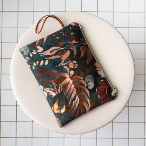 Pochette zippée motif inde avec éléments floraux sur fond bleu pétrole - Maison Baluchon