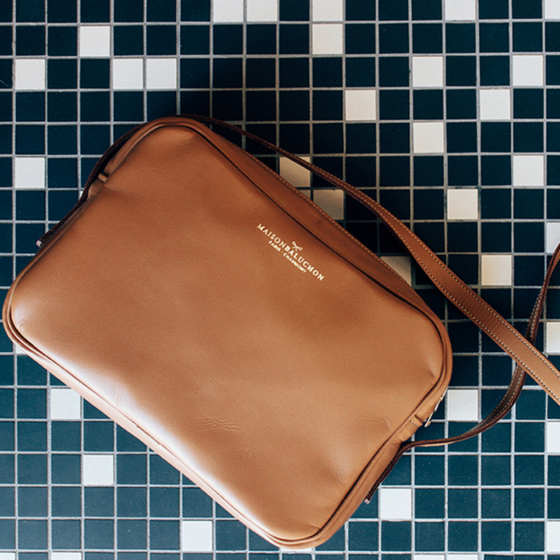 Maison Baluchon – Sac à main bandoulière camel en cuir de confection française Maison Baluchon - Sac à main bandoulière camel en cuir de confection française