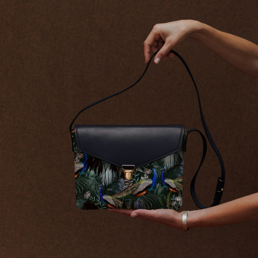 Sac à main sacoche bleu marine et motif animal avec paon - Maison Baluchon