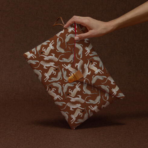 Pochette rembourrée pour MacBook avec motif composé de félins sur fond Terracotta - Maison Baluchon