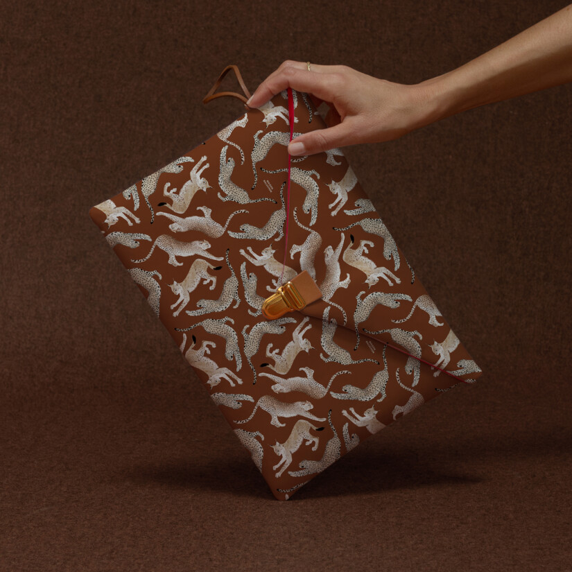 Pochette rembourrée pour MacBook avec motif composé de félins sur fond Terracotta - Maison Baluchon