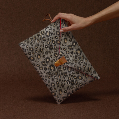 Christmas gift made in France: Beige leopard pattern MacBook case - Maison Baluchon