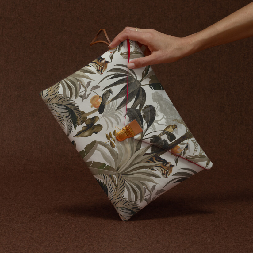 Pochette pour MacBook avec un imprimé exotique représentant des chats sauvages, grenades, oiseaux et plantes tropicales - Maison Baluchon