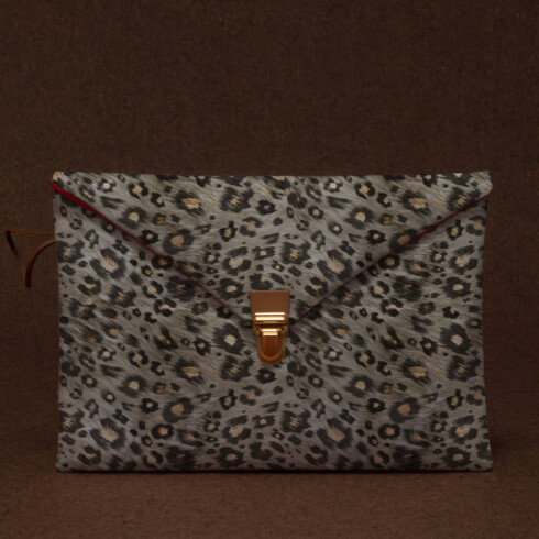 French Christmas gift idea - Beige leopard print MacBook case - Maison baluchon