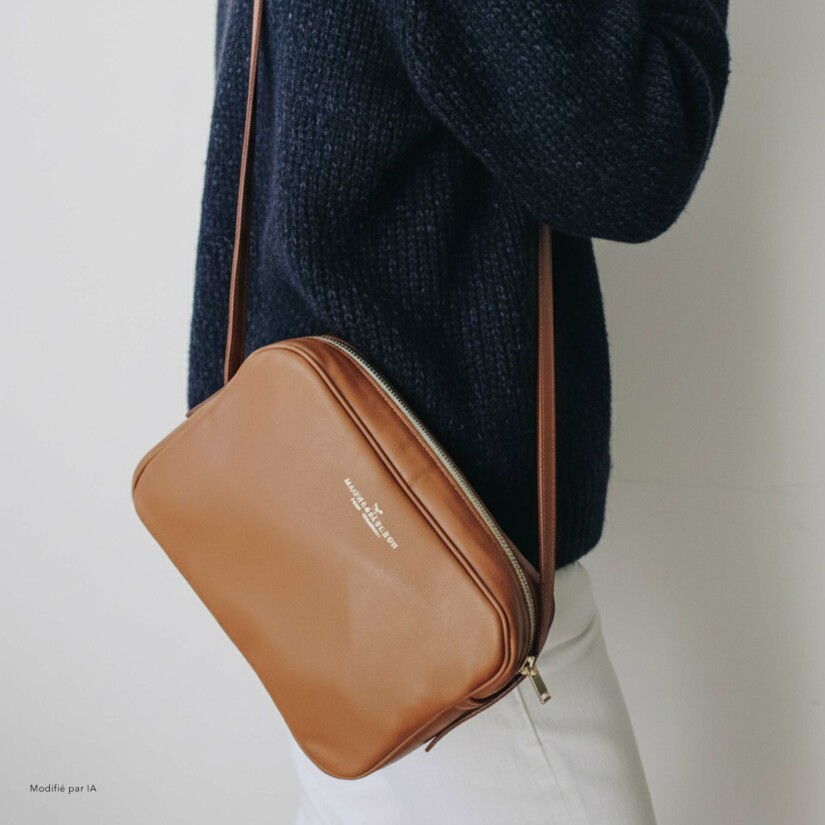 Smooth camel leather shoulder bag, a timeless Christmas gift - Maison Baluchon