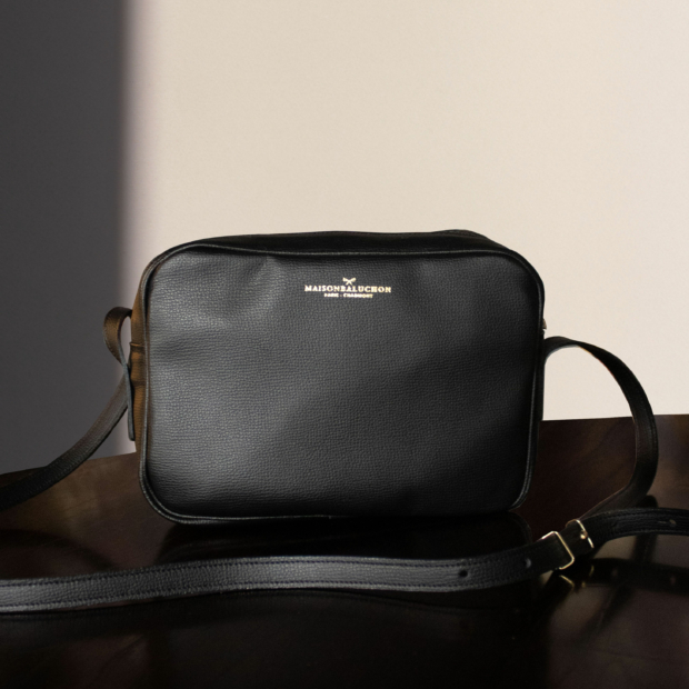 Maison Baluchon – Sac bandoulière en cuir noir grainé Maison Baluchon - Sac bandoulière en cuir noir grainé