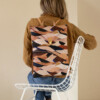 Sac à dos motif graphique dunes de désert dans les tons terracotta, écru, beige et bleu klein