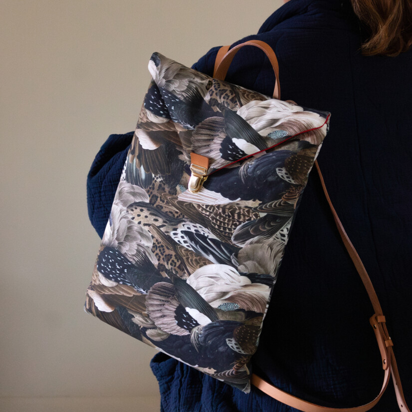 Sac à dos imprimé animal Sauvage N°27 composé de diverses plumes d’oiseaux sauvages – Maison Baluchon Sac à dos imprimé animal Sauvage N°27 composé de diverses plumes d'oiseaux sauvages - Maison Baluchon