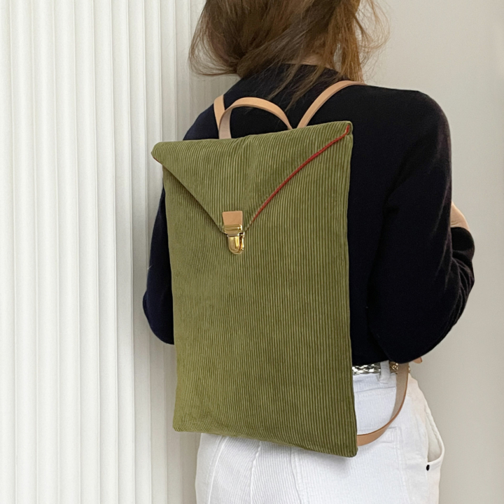 Sac à dos en velours couleur vert olive fabriqué en France