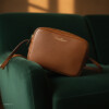 Sac à main bandoulière tout cuir camel : un essentiel du vestiaire à offrir pour Noël - Maison Baluchon