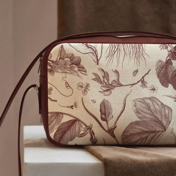 Crossbody handbag with burgundy leather and Herbier du roi design