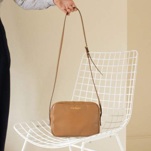 Sac à main crossbody intemporel en cuir lisse camel