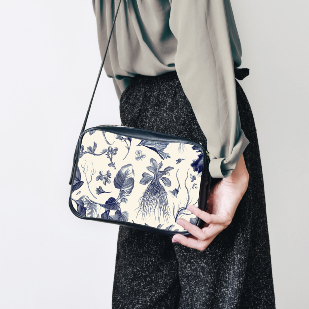 Adopt an elegant style with our crossbody bag with Herboier du Roi pattern and dark blue leather pattern