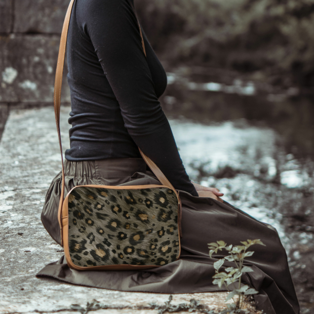 Elegant leopard print handbag