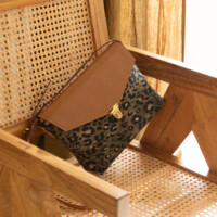 Mini sac sacoche léopard kaki avec rabat en cuir camel, porté en bandoulière croisée - Maison Baluchon