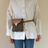 Mini sac sacoche léopard kaki avec rabat en cuir camel, porté en bandoulière croisée - Maison Baluchon
